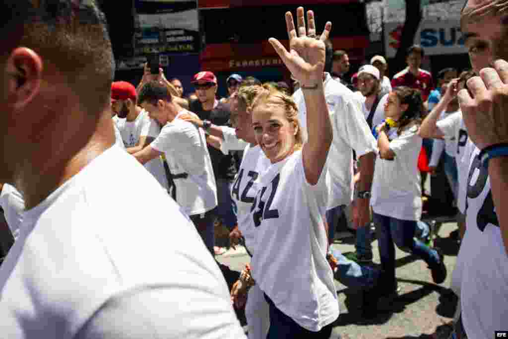 Lilian Tintori (C), esposa del líder venezolano Leopoldo López junto a miles de personas participa el de 1 de septiembre de 2016, en una manifestación denominada "Toma de Caracas".