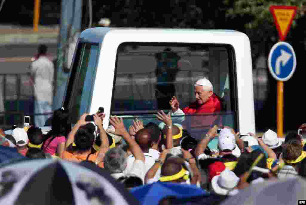 El Papa Benedicto XVI arriba en el papamóvil hoy, miércoles 28 de marzo de 2012, a la Plaza de la Revolución José Martí, en La Habana